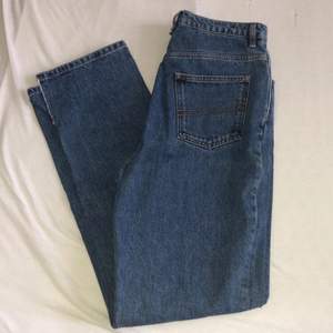 Blå jeans från collusion med slit nertill i storlek 30/36 (tall). Frakt tillkommer 