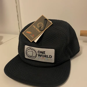 Burton Keps - Helt ny, nypris 450kr. Köparen står för frakten. 