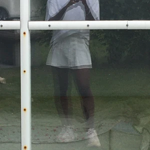 Vit tennisskjol  - Säljer denna vita tenniskjol från Shein i storlek M då den inte riktigt är i min stil, trots att den är väldigt trendig! den sitter som en smeck runt midjan och är inte för kort eller för lång i rumpan och visar alldeles lagom mycket. Supergullig men inte ett plagg jag kommer använda. Använd en gång så är i fint skick!🧚🏾💕⚡️🦋