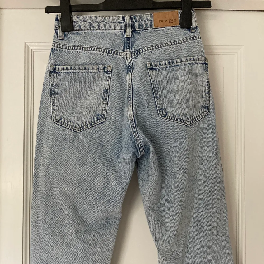 Mom jeans ifrån Gina tricot i ljus färg. Endast använd fåtal gånger då de är alldeles för små för mig. Nypris 399kr men säljs för 100kr. Jeans & Byxor.