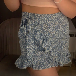 Kjol - En fin blå kjol, aldrig använd, köparen står för frakt❤️