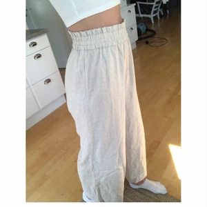 Linnebyxor  - Säljer dessa linnebyxor köpta på Gina Tricot förra sommaren för 599kr. Har bara använts 2-3 gånger. Byxorna är väldigt stretchiga i midjan och passar därför S-L. 300kr+48kr frakt🤍 Är många intresserade kan det bli budgivning!