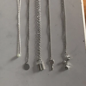 halsband - säljer mina halsband pga ingen användning!! skriv privat❤️