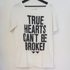 Junkyard t-shirt - Vit t-shirt med texten "True hearts can't be broken". Stor i storleken. 
