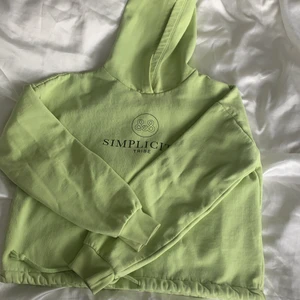 Gina Tricot hoodie, str xs - Har lite lätt fläckar men inget man tänker på, jag har använt den ändå men nu säljar jag den för pengarna. Den har varit väldigt missfärgad men märkt att dessa fläckar av missfärgning går bort desto mer man tvättar. En eller två tvättar med fläckborttagning så är de nog borta! Nypris: 250kr, köparen står för frakt