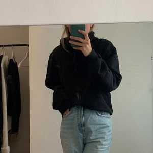 Svart hoodie  - Snygg svart hoodie från Nakd! Inte ”gosigt” material som vissa hoodies utan lite tunnare, fler bilder kan skickas☺️