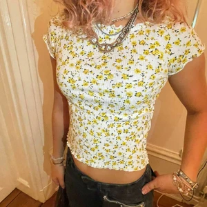 Söt sommartröja☀️☀️☀️ - Nyskick från Lindex☀️🧁pris e alltid diskuterbart och skriv för fler bilder eller om du undrar något💙💙💟💟