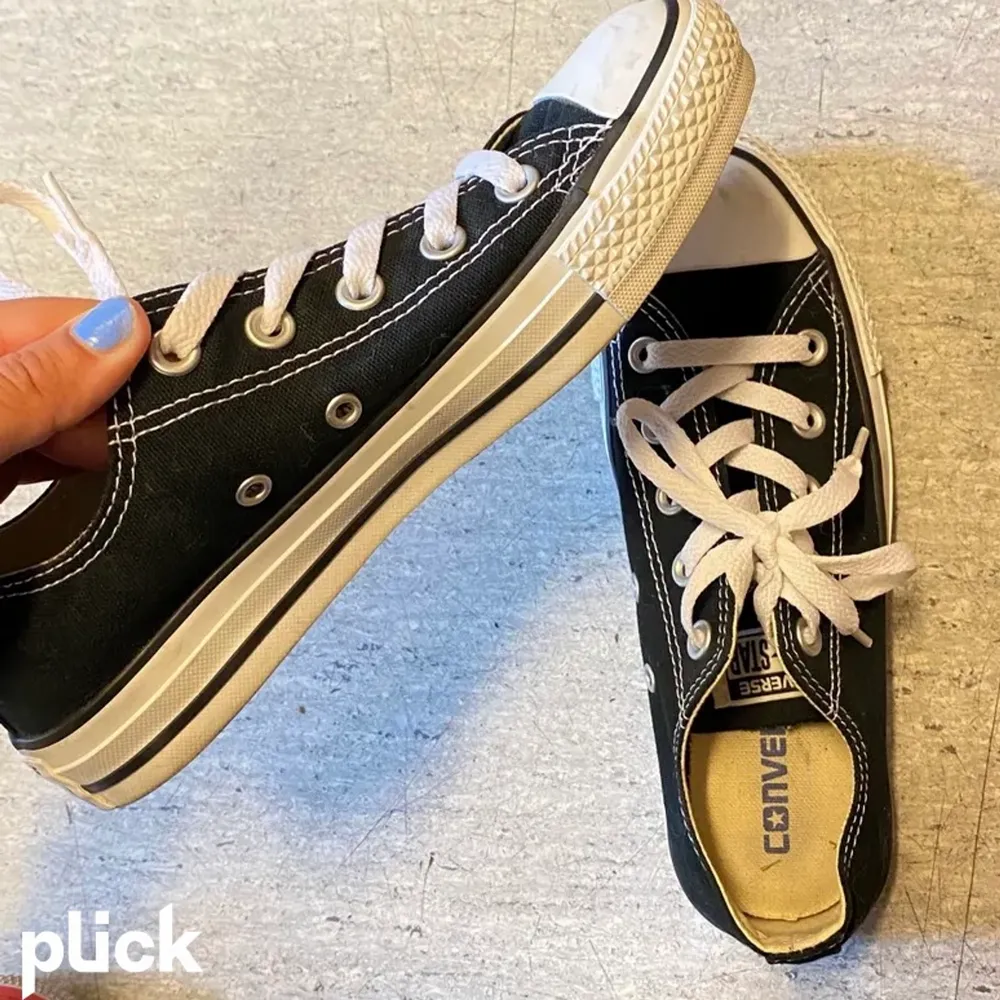 Säljer dessa trendiga converse skor i storlek 36,5! Använda ett par gånger men ändå väldigt bra skick☺️ Skriv privat för mer info. ❕Pris + Frakt❕. Skor.
