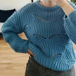 Blå stickad tröja i storlek S - Blå stickad tröja i storlek S från Gina Tricot. Använd men i fint skick! Jag på bilden är 170 cm lång och har vanligtvis S/M i tröjor.