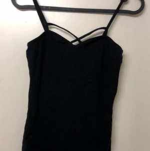 Svart linne storlek xxs - Ett svart tajt linne med korsade band på bröstet. Fint skick, knappt använd. Köparen står för frakten.💗