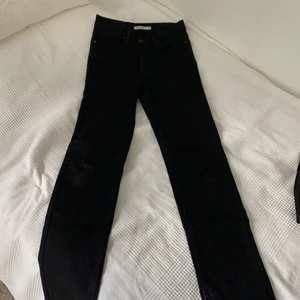 Levi’s jeans - Ett till par väldigt snygga Levi’s jeans med straight-fit. Säljer pga att de har blivit lite för små! Köpta på outlet för 600kr