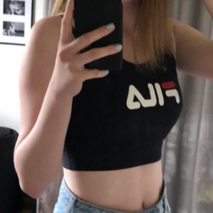 Fila topp - Ascool crop top från Fila! Linnet har brottarrygg och är sparsamt använd så i bra skick. Nypris-300kr, säljer för 150kr+frakt!
