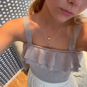 Jättesöt top!  - En jättesöt topp från H&M som tyvärr inte kommit till användning. Jättefint skick helt som ny. 💖💖