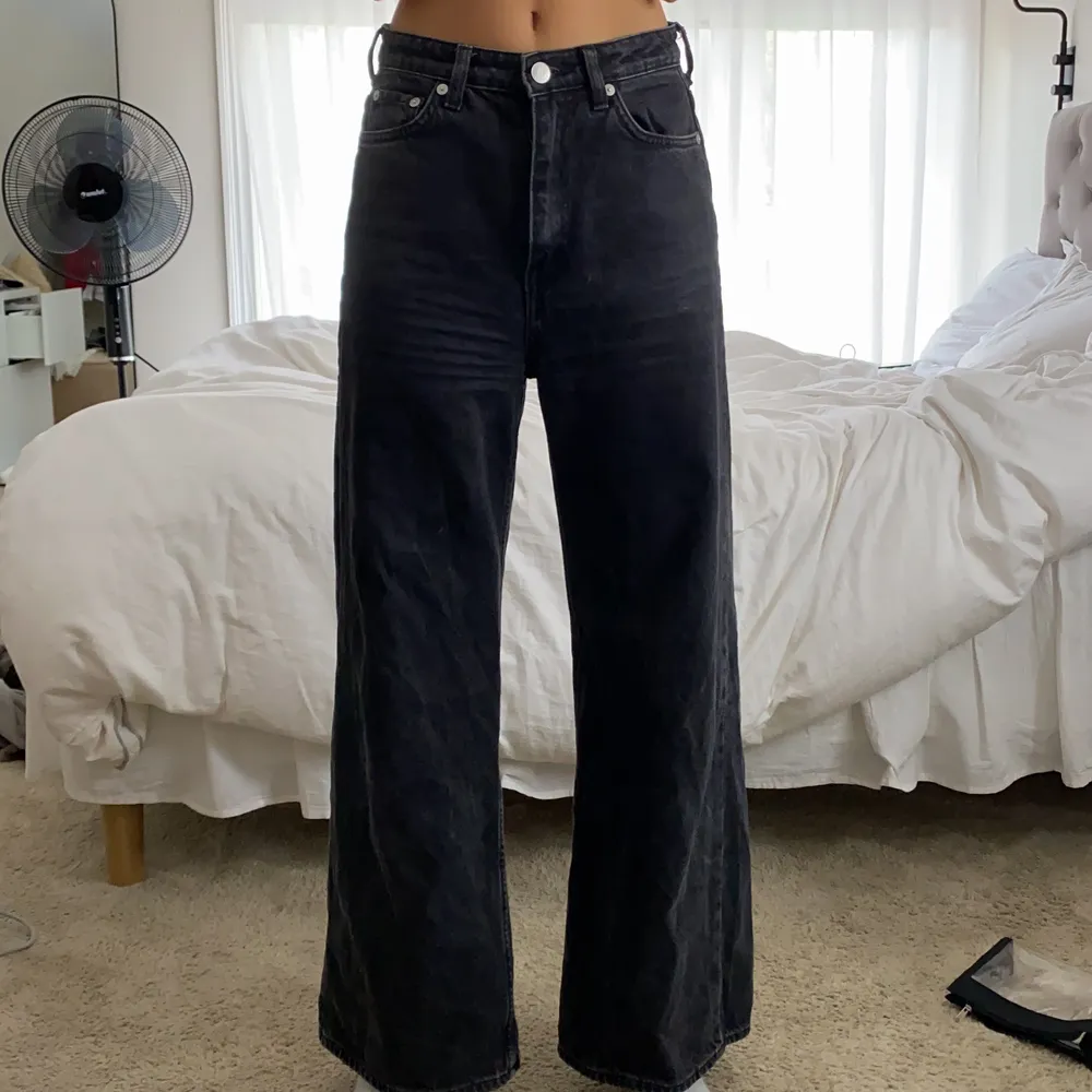 Svart jeans från weekday, vida, högmidja. Frakt ingår i priset. Ny pris 400. Jeans & Byxor.