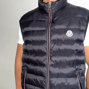 Moncler väst size L - Size L
