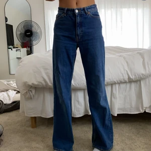 Byxor från Monki - Blåa jeans från Monki, hög midja, lite slitna i ändorna. Frakten ingår inte i priset. Ny pris 400. Bubningen avslutar 16/7 23:00