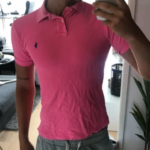 Ralph Lauren piké storlek M - Ralph Lauren piké storlek M. Lite urtvättad annars fint skick, billigare vid snabb affär.