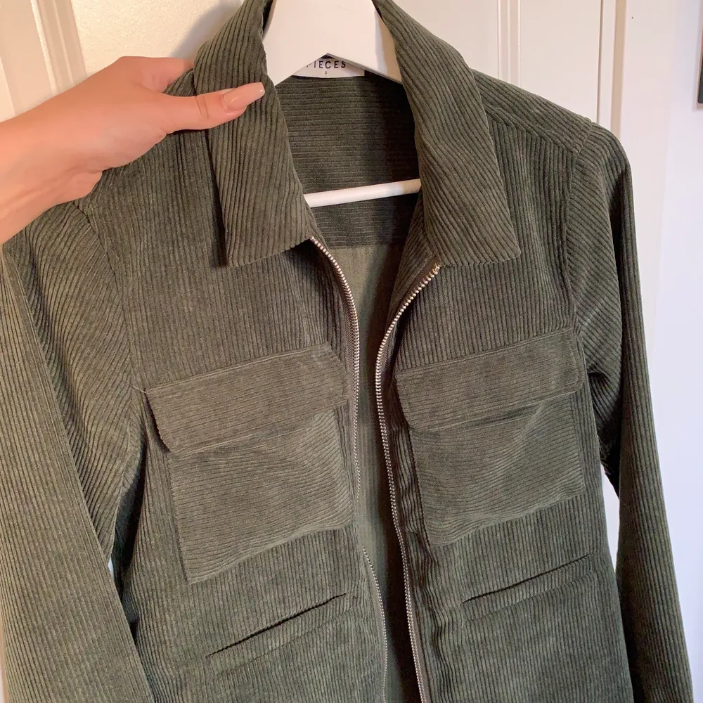 Säljer nu min tunnare gröna jack/skjorta. Riktigt snygg men har dock blivit för liten för mig! . Jackor.