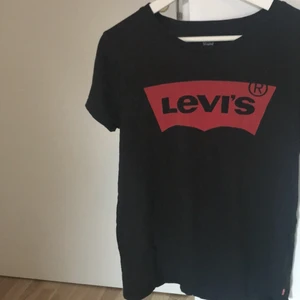 Levi’s T-shirt  - Säljer den för den är för stor för mig men hoppas det passar någon annan💕