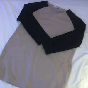 Tröja - Beige tröja med svarta armar i storlek s men passformen är oversised. 80kr+frakt🖤🤍🤎