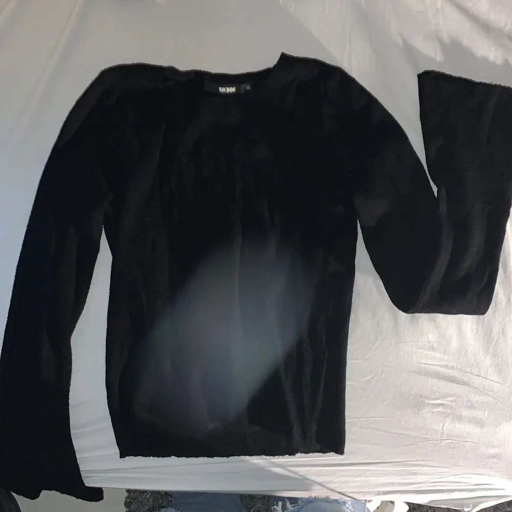 Svart stickad tröja från BIK BOK i storlek XS men passar som S/M. Stretchigt material. Köparen står för frakt eller mötas i Norrköping. Kan diskutera pris.:). Tröjor & Koftor.