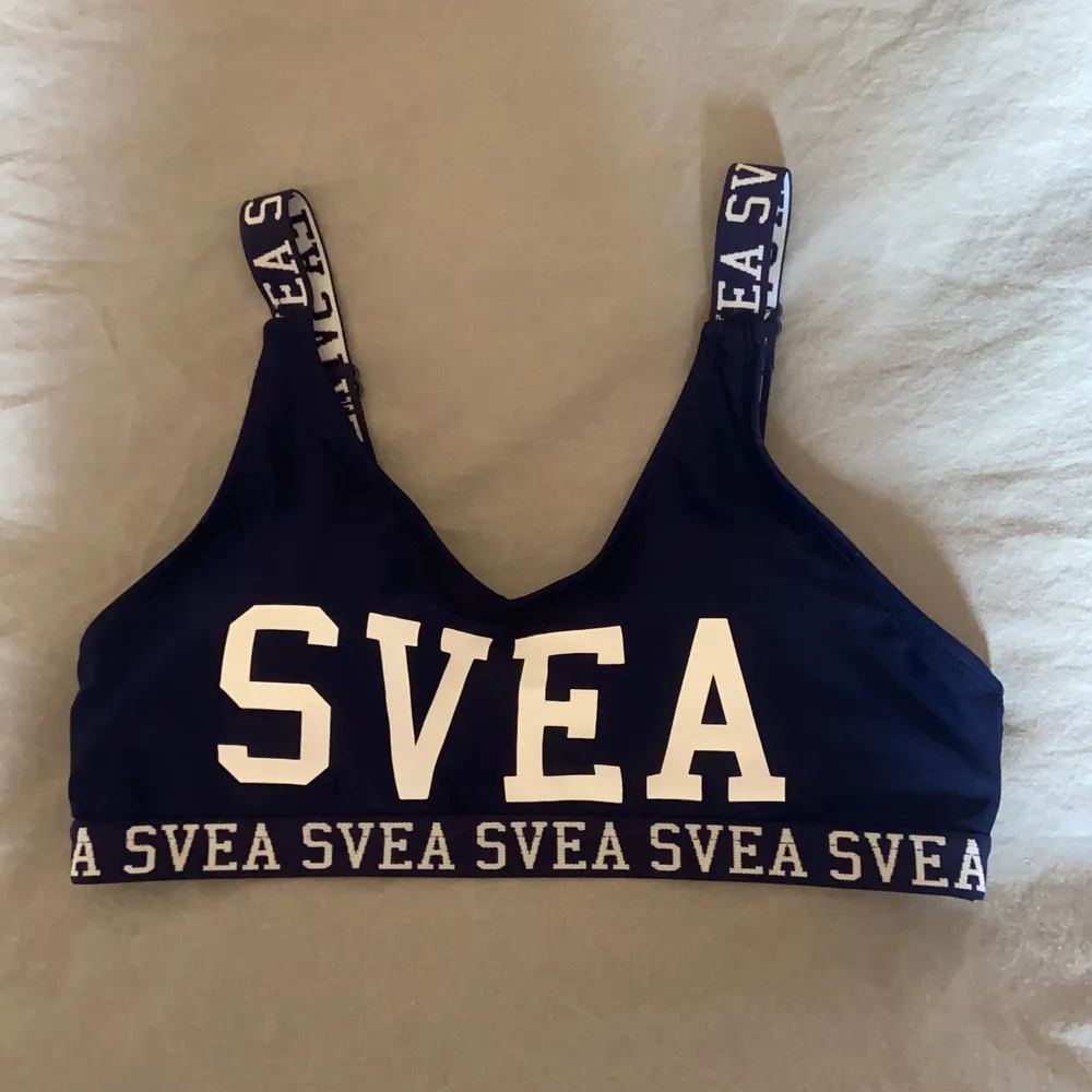 Säljer en jätte fin Svea bikiniöverdel i marinblått och vitt. Säljer pga att den inte kommer till användning längre. Använd ett fåtal gånger och därför som nyskick💗 skriv priv för mer bilder💗💗. Övrigt.