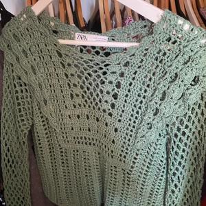 Virkad tröja  - En assnygg virkad tröja från zara som jag älskar! Säljer bara vid bra bud. Stolen m men passsar även mindre storlekar 🌟⚡️💘