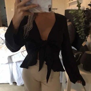 Topp - Inte min bild!! Säljer en topp ja köpte här på Plick men passade inte mig så provar å sälja , ny skick 💛