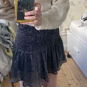 Jättefin kjol ifrån Zara som är helt slutsåld. Säljer då den tyvärr var för stor för mig. Köpte för ca 2 månader sen men aldrig andvänd utan i nyskick. BUD PÅ 225kr + frakt‼️