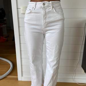 Skitsnygga jeans från Zara med slitningar längst ner. Passar min lillasyster (bilderna) som normalt har 34 i jeans och är 165 cm lång💛
