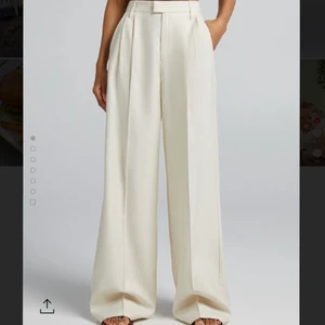 Kostymbyxor - Säljer ett par as snygga kostymbyxor, helt nya och oanvända! Har valt att sälja dem för att de är alldeles för långa för mig och jag är 170!💗 Är många intresserade startar jag en budgivning, kan mötas upp i Göteborg och frakta men köparen står för frakten💗