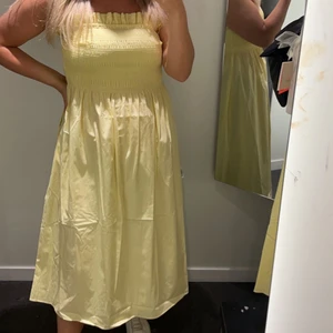 Ljusgul klänning med smock - Säljer denna söta klänningen från hm. Använd 1 gång.💛