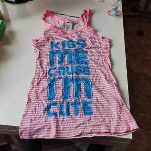 ROSA LINNE  - Ett råsa linne i storlek S med texten "Kiss me cause I'm cute". Säljer eftersom det inte riktigt är min stil.