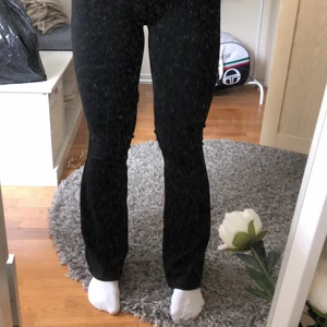 Svarta bootcut byxor - Mjukt tyg