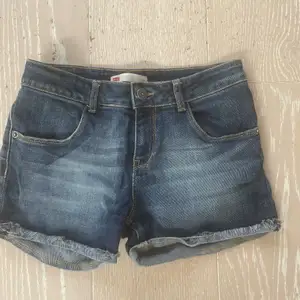 Snygga jeansshorts från Levi's. Stl 14 år