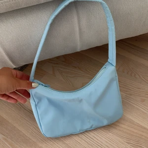 Ljusblå väska - Säljer pga kommer inte till användning 