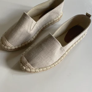 Espadrillos - Säljer dessa oanvända espadrillos från Zalando i storlek 36 eftersom dom tyvärr inte kommit till användning. Frakt står köparen för men kan också mötas upp i Göteborg💓