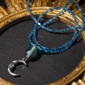 Halsband måne  - Halsband med blå glittriga pärlor och en månberlock. 
