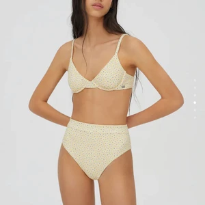 Somrig bikini från Pull&Bear - Jättesöt bikini från Pull&Bear. Slutsåld i alla storlekar. Aldrig använd, taggarna sitter fortfarande kvar. Överdelen är i storlek XL (liten i storleken) och underdelen är i storlek M :)🌸🙏🏼 