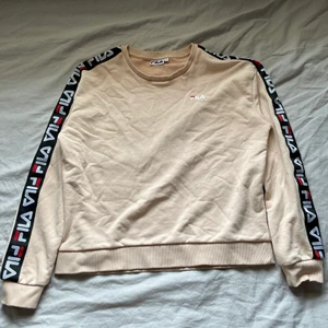 Fila tröja - Superbekväm, relativt tunn tröja från märket Fila. Typ laxrosa i färgen, syns tyvärr inte på bild pga ljus. Storlek M. Fläckfri och hel✨ Köparen står för frakt och betalas via Swish