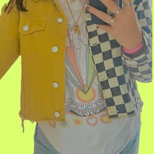 Jeansjacka - Croppad Jeansjacka slutsåld på både dollskill och ASOS- as ballt ”halv halv” tyg!