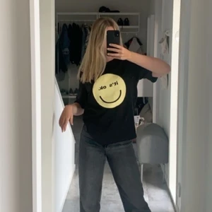 Smiley t-shirt - Snygg tröja ifrån h&m i storlek XS-S (helt oanvänd)💛💛 Budgivning startar på 89kr+frakt