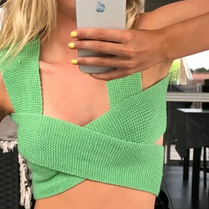 Topp - (Lånade bilder!) Topp köpt här på Plick men som tyvärr inte passade mig så bra, skitsnygg och man kan knyta den hur man vill! BUDA I KOMMENTARERNA OM DU ÄR INTRESSERAD💕