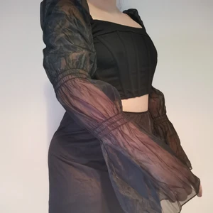 Korsett/mesh top - SÅ fin topp som är för stor för mig 😭 storlek S men passar M eller S med större bröst/bredare axlar än vad jag har. Frakt tillkommer 