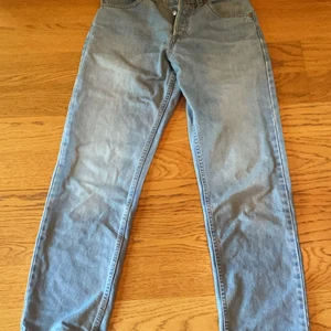 Levis 522 - Säljer mina blåa Levis jeans i model 522. Säljer dem för 200 men priset går att diskutera, de är lite slitna i slutet av benen (se sista bilden) skriv privat om du vill ha tydligare bilder. 