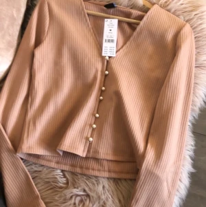 Topp topp - Långärmad topp oanvänd med pärlor knappar