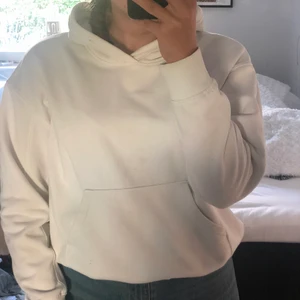 Vit hoodie - Vit hoodie från Weekday🤍 superskön men kommer tyvärr inte till användning, är i storlek XS men passar även mig som har M och passar XS-M beroende på hur man vill att den ska sitta☺️