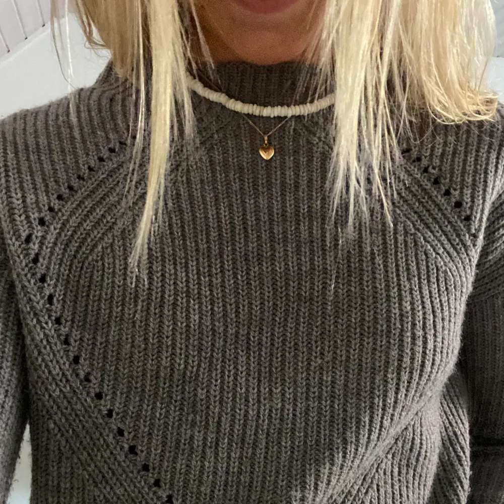 Så fin stickad tröja som tycärr blivit lite kort i ärmarna. Älskar materialet och sättet den är stickad på! Kommer inte ihåg vart kag köpt den så säljer för 50kr + frakt. Neuleet.