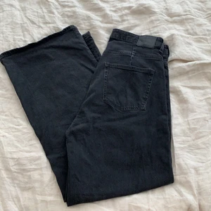 Weekday Ace Jeans  - Jeansen är högmidjade som sitter tight uppe mot midjan och blir vidare längre ner, storlek 32/30 och är inte stretchiga! Betalning via Swish, köparen står för frakten:)