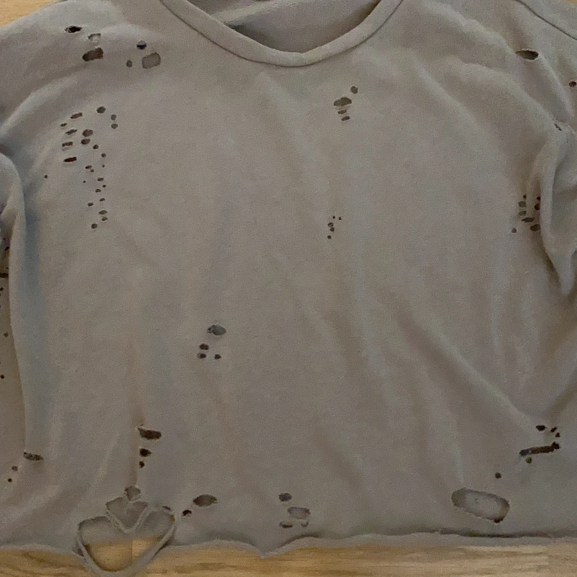 Croptop med lite hål  - 91